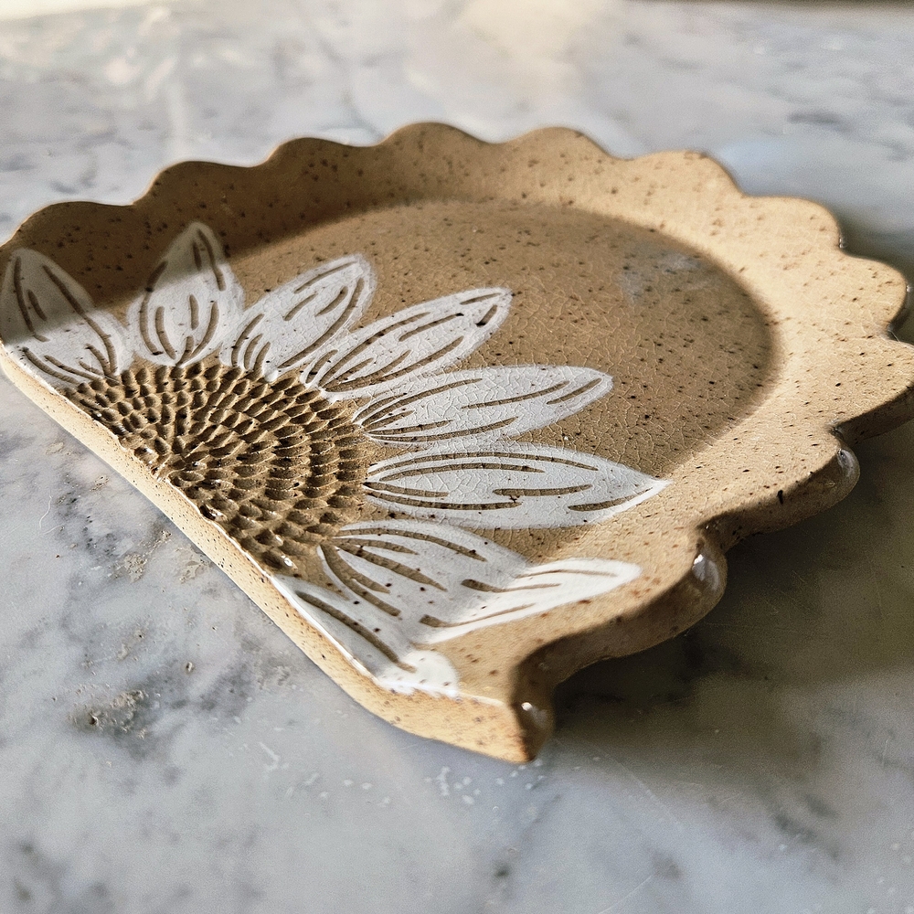 Sunflower Design Scalloped Spoon Rest - Picture 4 of 5